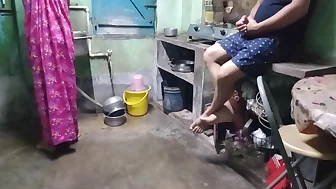 Indian Bengali Maid Kitchen Pe Kam Kar Rahi Thi Moka Miltahi Maid Ko Jabardasti Choda Malik Na