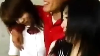 deux japonaises chaudasses baisees ensemble levrette